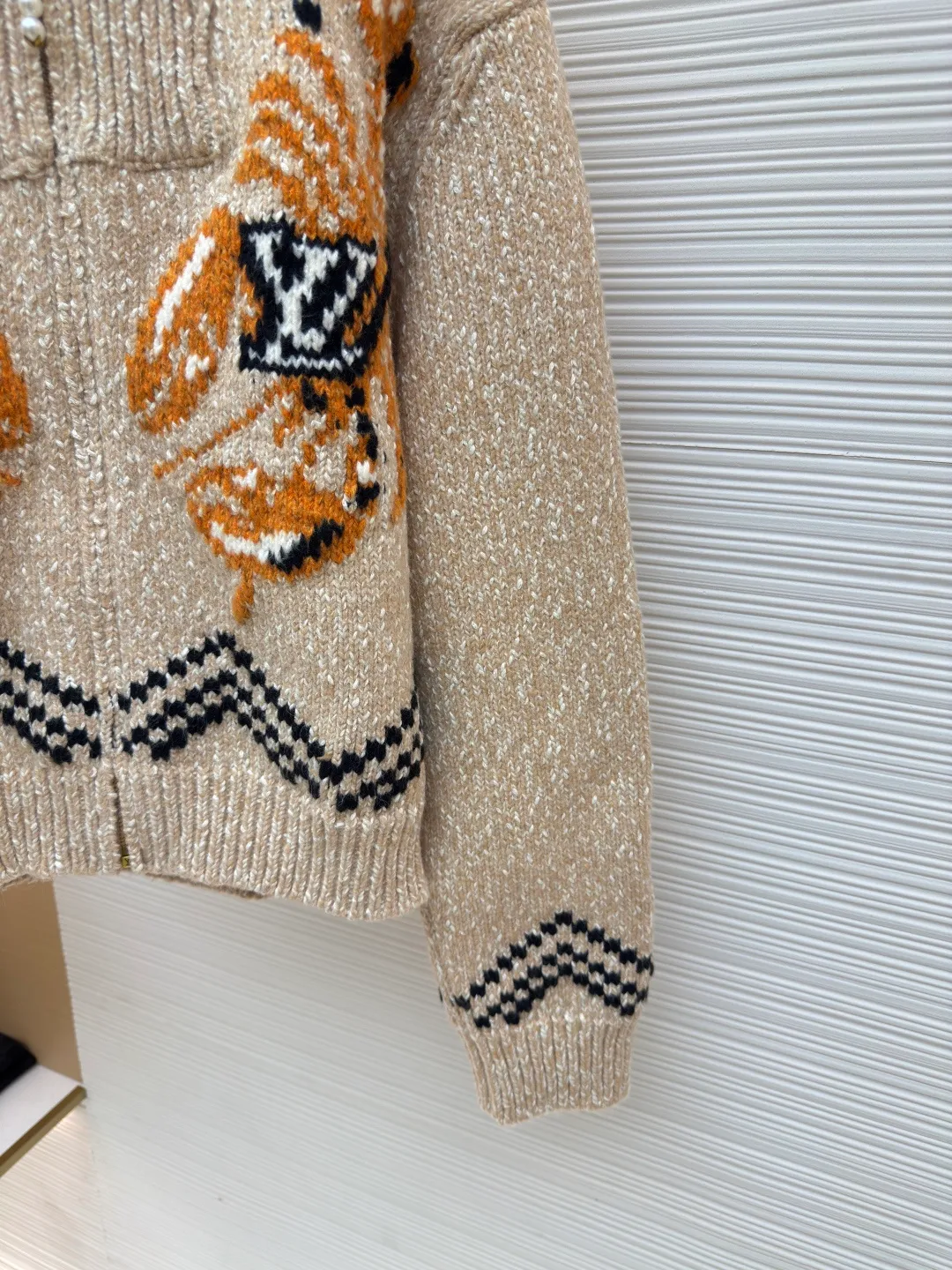 LOUIS VUITTON Nigo lobster patchwork wool knitted zipper jacket ●Authentic product: Purchased and developed by 25404 ●Item number: 1680400-D25 ●Fabric: wool fabric ●Technology: knitted production ●Version: fitted version ●Weight: about 1770 grams ●Size: XS-S-M-L ●Description: Made of high-quality cotton-wool blended fabric, soft, comfortable and elastic. The fabric has been specially treated to give it a fine knitted texture and is smooth to the touch. The koi fish pattern with the LV logo is carefully designed on the front. It is realized through exquisite intarsia technology and the pattern is three-dimensional and vivid. The back is embroidered with cherry blossoms and Japanese characters, using high-density embroidery thread with fine and even stitches. The zippers feature custom metal hardware, and each zipper pull is embellished with delicate beading. The entire jacket is meticulously sewn and all seams are double-stitched to ensure durability. The cinched waist is achieved with an internal drawstring that can be freely adjusted for tightness. The collar and cuffs are ribbed knitted with moderate elasticity and not easily deformed. All patterns and decorations undergo strict quality control to ensure that the colors are firm and will not fade. The overall wiring is straight and delicate, the fabric is comfortable and soft, and the color is consistent without color difference. It can be matched with the same style to create a fashionable look and control various occasions. Customized accessories, complete with three standards, same style for men and women!